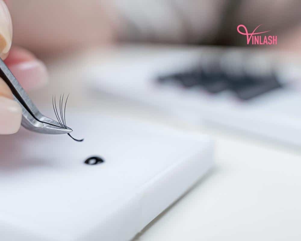 considerations-for-lash-businesses-on-sourcing-eyelash-extension-glue-wholesale-3