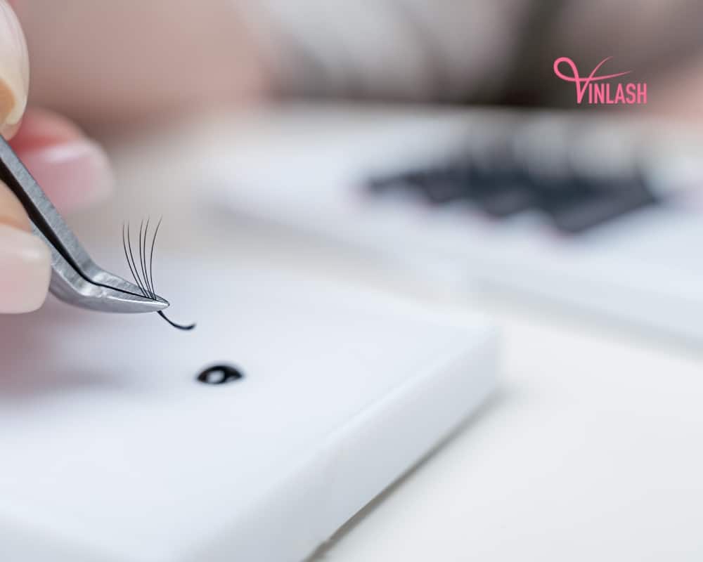 tips-on-choosing-a-reliable-lash-extension-glue-manufacturer-4
