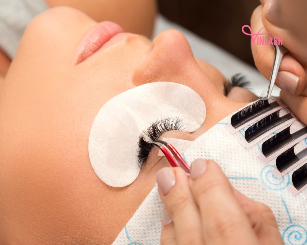 tips-on-choosing-a-reliable-lash-extension-glue-manufacturer-9